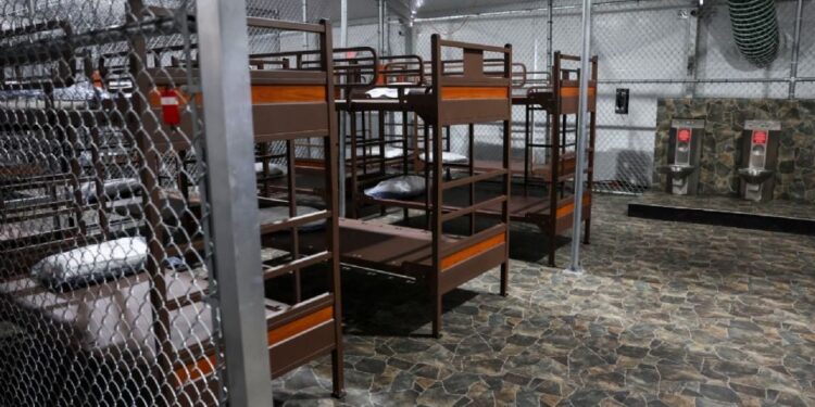 Consulado de México en Miami visita a los 14 connacionales detenidos en “Alligator Alcatraz”; no detectan hacinamiento