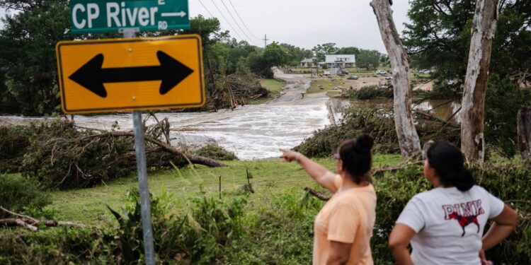 Sube a 59 la cifra de muertos por inundaciones en Texas; buscan a 27 niñas desaparecidas