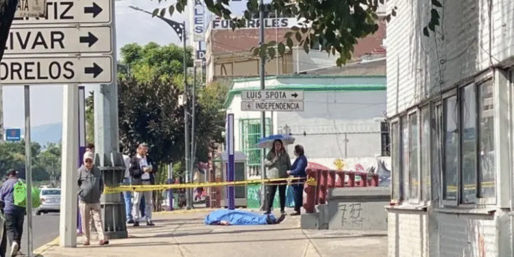 Fallece persona en banqueta de Tlalpan; causas de su muerte son desconocidas