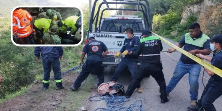 Mueren siete personas tras caída de autobús a río en Guerrero