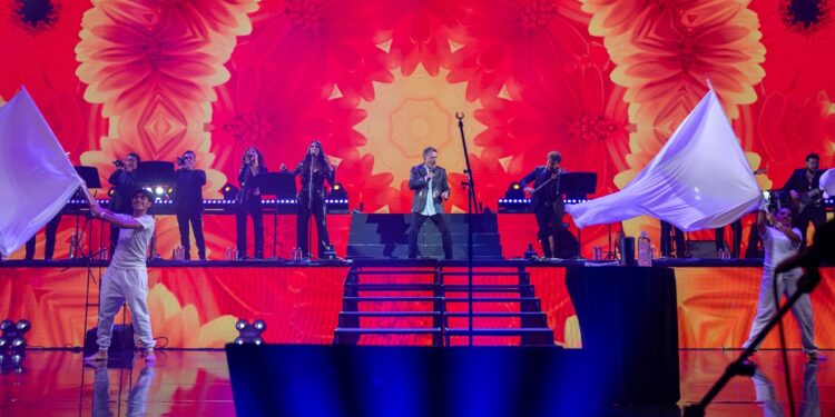 RAÚL ORNELAS CONVIERTE EL AUDITORIO NACIONAL EN UN REFUGIO DE EMOCIONES COMPARTIDAS