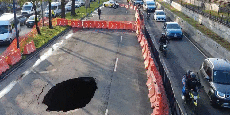 Socavón de 10 metros colapsa el tráfico en Calzada Ignacio Zaragoza