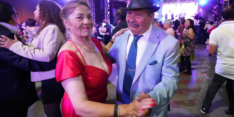 Fundación OCESA celebra a las personas adultas mayores con su tradicional baile Festejando a los Grandes