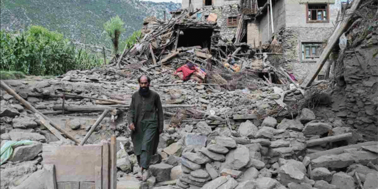 Suman mil 400 muertos por el terremoto en Afganistán