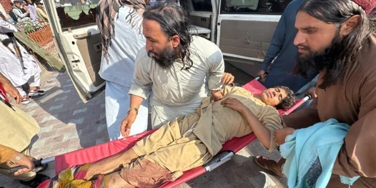 Elevan a 800 los muertos y 2.500 los heridos por el terremoto en Afganistán