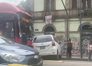 Choque de Metrobús con auto en avenida Balderas provoca retrasos