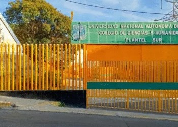 Desalojan el CCH Sur ante reporte de alumno lesionado tras aventarse de un edificio