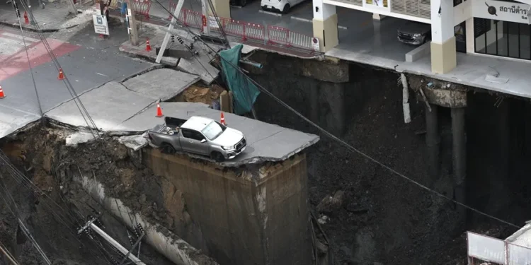 Un gran socavón frente a un hospital en Bangkok obliga a evacuar a los pacientes