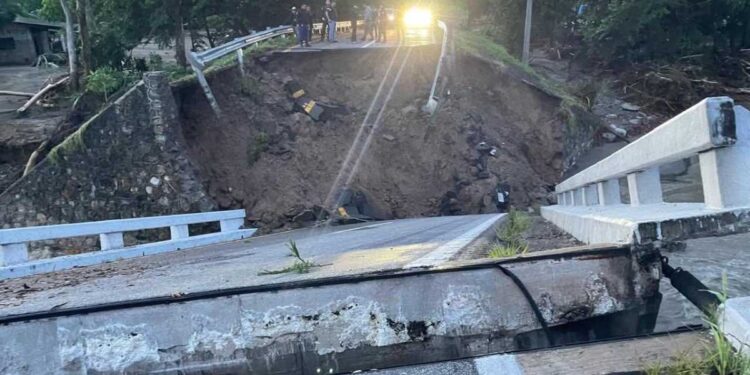 Inundaciones y derrumbes dejan incomunicadas varias comunidades en Chiapas