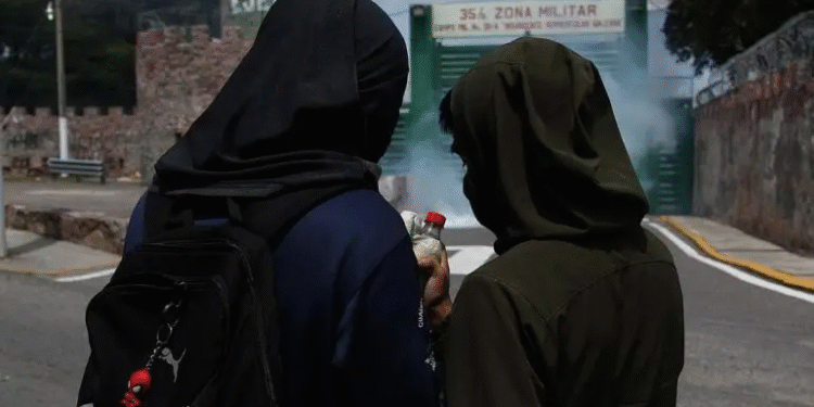 Normalistas protestan en Chilpancingo por el caso Ayotzinapa y lanzan petardos a la 35ª Zona Militar