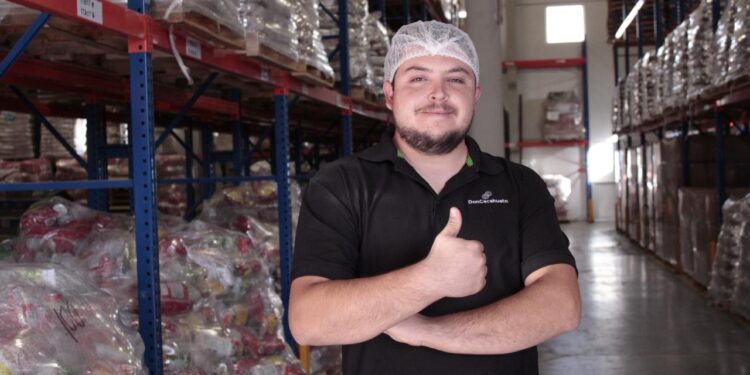 Distribuye Don Cacahuato alimentos a cada rincón del país