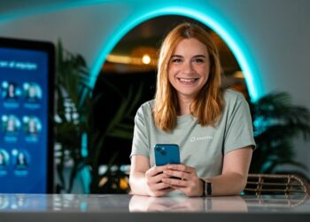 Adiós al reloj checador: Sesame apuesta por un fichaje digital más flexible y seguro