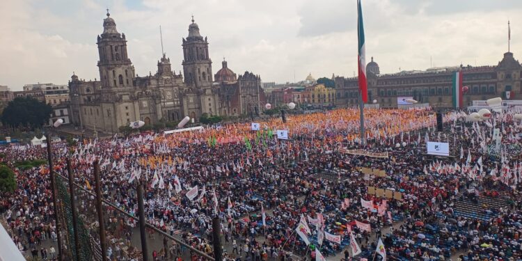 Acuden miles al Zócalo para escuhar a Sheinbaum