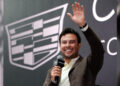 Checo Pérez adelanta de qué color será su casco en Cadillac para 2026: ¿será negro o dorado?