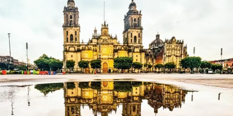 Hundimiento de la CDMX amenaza la Catedral Metropolitana