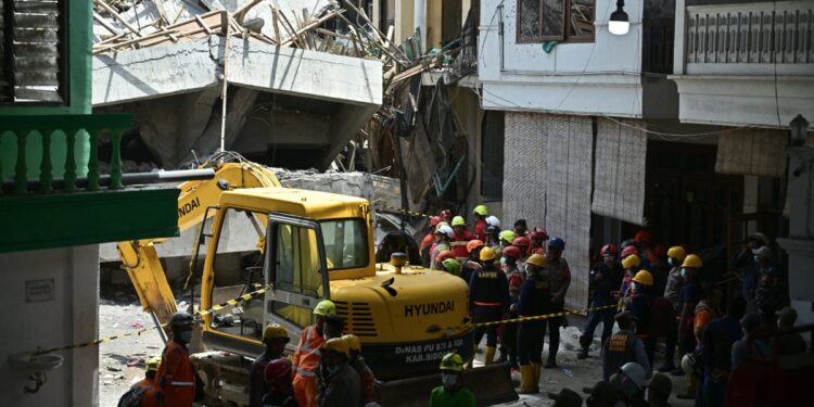 Tragedia en Indonesia: 91 personas podrían estar atrapadas en escuela derrumbada