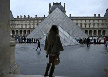 Cinco nuevos detenidos en Francia por el robo en el Museo de Louvre