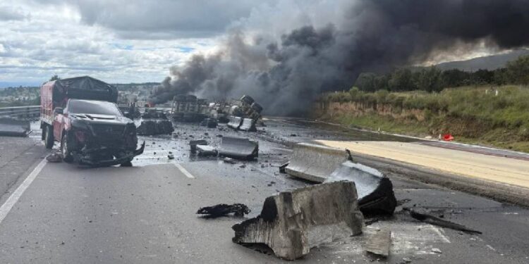 Colisión de dos pipas provoca explosión en la México-Puebla