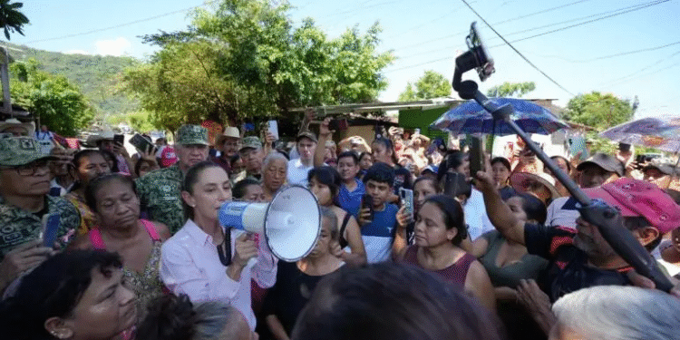 Visita Sheinbaum zona cero tras lluvias y anuncia censo y distribución de apoyos