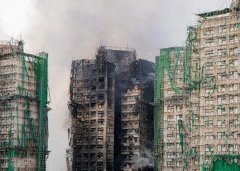 Suman 65 muertos y detienen a 3 directivos tras incendio de residencial en Hong Kong