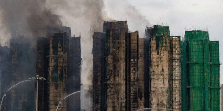 Suman 128 muertos y 8 detenidos tras incendio en complejo residencial de Hong Kong