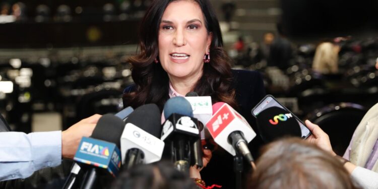 Por haber quedado sin materia, solicitaré oficialmente detener queja contra consejeros del INE por revocación de mandato: Kenia López Rabadán