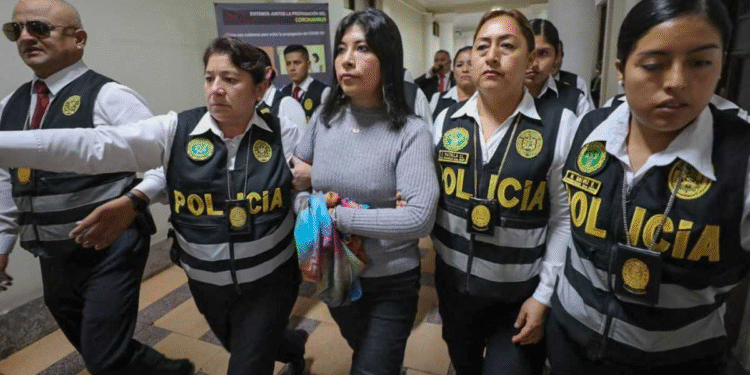 Perú ordena captura internacional de exprimera ministra Betssy Chávez