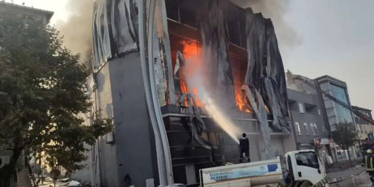 Incendio en un depósito de perfumes en Turquía deja al menos 6 muertos