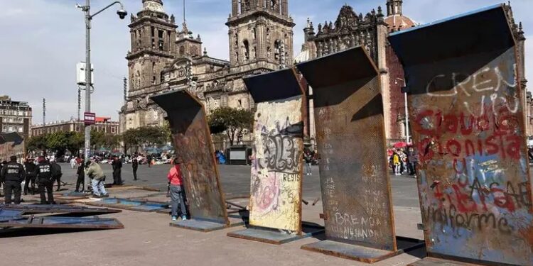 Vallas en Palacio Nacional son para proteger el recinto y evitar violencia: Sheinbaum