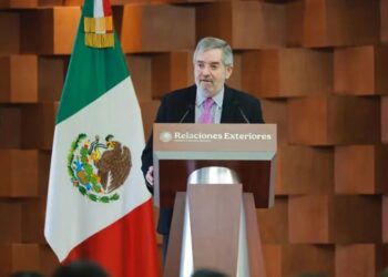 Juan Ramón de la Fuente defiende figura de asilo diplomático como derecho irrenunciable