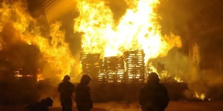 Voraz incendio consume tarimas en la Central de Abasto, CDMX