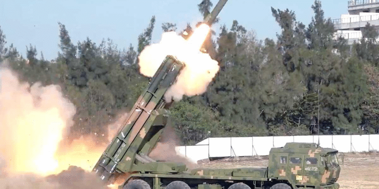 China dispara cohetes en 2º día de ejercicios militares cerca de Taiwán