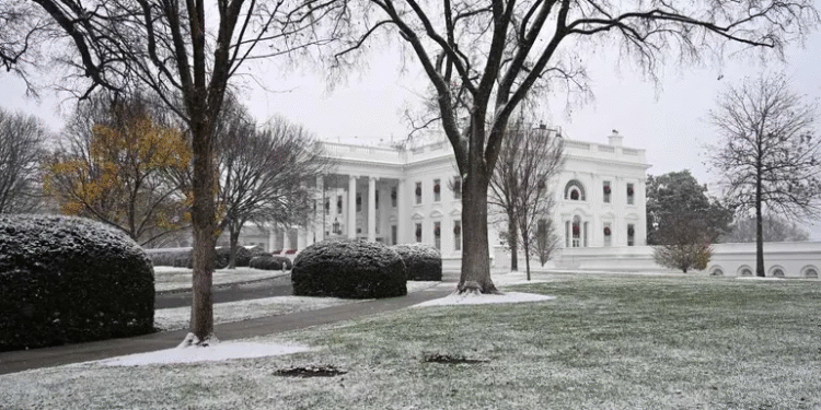 Tormenta invernal deja nieve, aguanieve y cierres en la costa este de EU