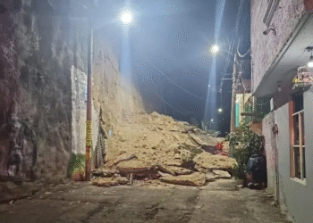 Deslizamiento de tierra en Acuilotla afecta viviendas y evacúan a 15 personas