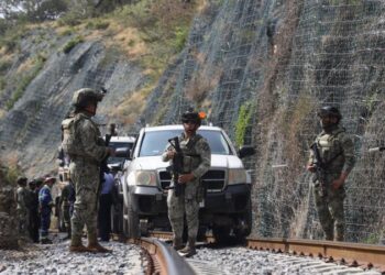 Víctimas del Tren Interoceánico ponen denuncia en FGR; Sheinbaum les pide tener cuidado con abogados