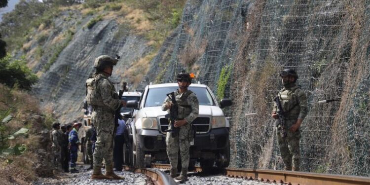 Víctimas del Tren Interoceánico ponen denuncia en FGR; Sheinbaum les pide tener cuidado con abogados