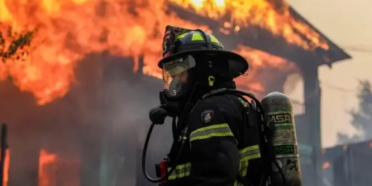Chile declara estado de catástrofe por incendios; al menos 16 muertos