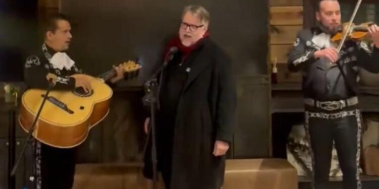 Guillermo del Toro sorprende en Sundance 2026 al cantar con mariachi