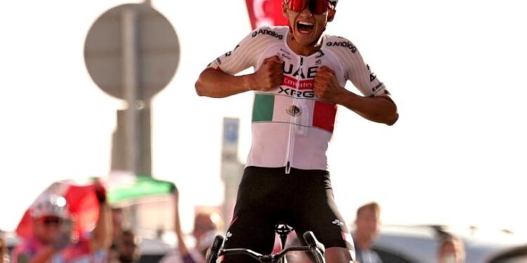 Isaac del Toro conquista Jebel Hafeet, toma el jersey rojo y es campeón virtual del UAE Tour 2026