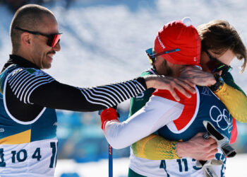 Allan Corona llega a la meta en los Juegos Olímpicos de Invierno 2026 y celebra con sus compañeros