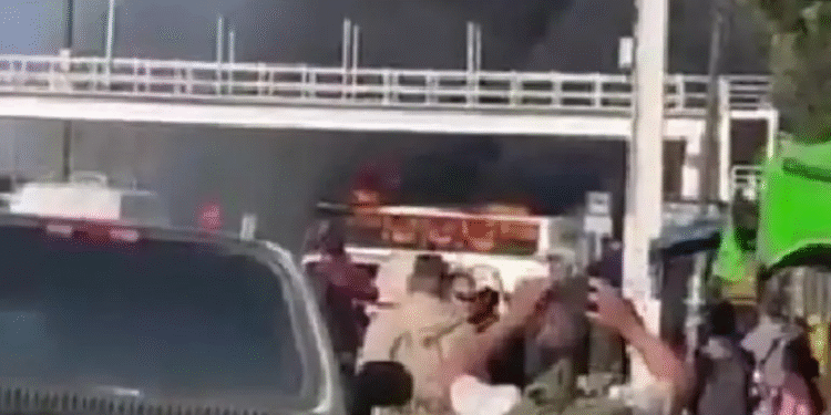 Bloqueos y quema de vehículos en diversas regiones de Jalisco tras operativo federal