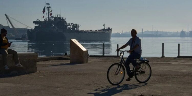 Cuba presume en TV la descarga de víveres mexicanos en La Habana en medio de la crisis energética