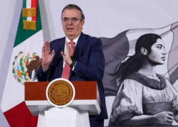 Ebrard presenta programa de apoyo a la industria de vehículos pesados con incentivos fiscales
