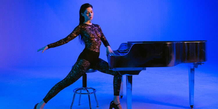 Francisca Valenzuela firma con Believe para lanzar su próxima era