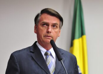 Internan en terapia intensiva al expresidente brasileño Jair Bolsonaro por bronconeumonía