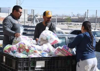 Reparto de despensas, regalos y desayunos disfrazados de cercanía social. Así opera el senador Enrique Vargas del Villar