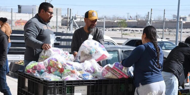 Reparto de despensas, regalos y desayunos disfrazados de cercanía social. Así opera el senador Enrique Vargas del Villar