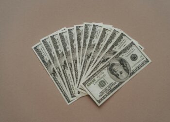 El dólar presiona al peso mexicano en medio de tensiones geopolíticas y decisiones clave de bancos centrales