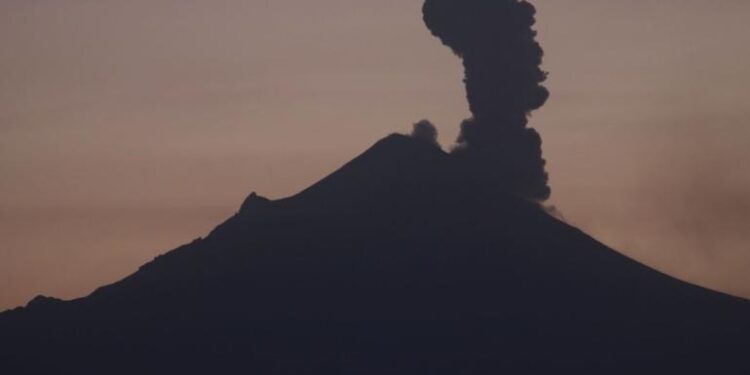 Prevén caída de ceniza del Popocatépetl en CDMX en las próximas horas