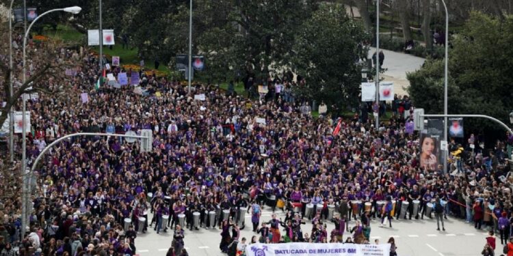 «¡Alto a la violencia machista!»: miles de mujeres salen a protestar en Europa y Asia este 8M